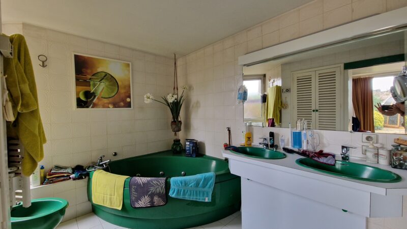 Salle de bains vintage avec baignoire d'angle et double vasque vertes avant rénovation à Valras-Plage par Sophie Pico