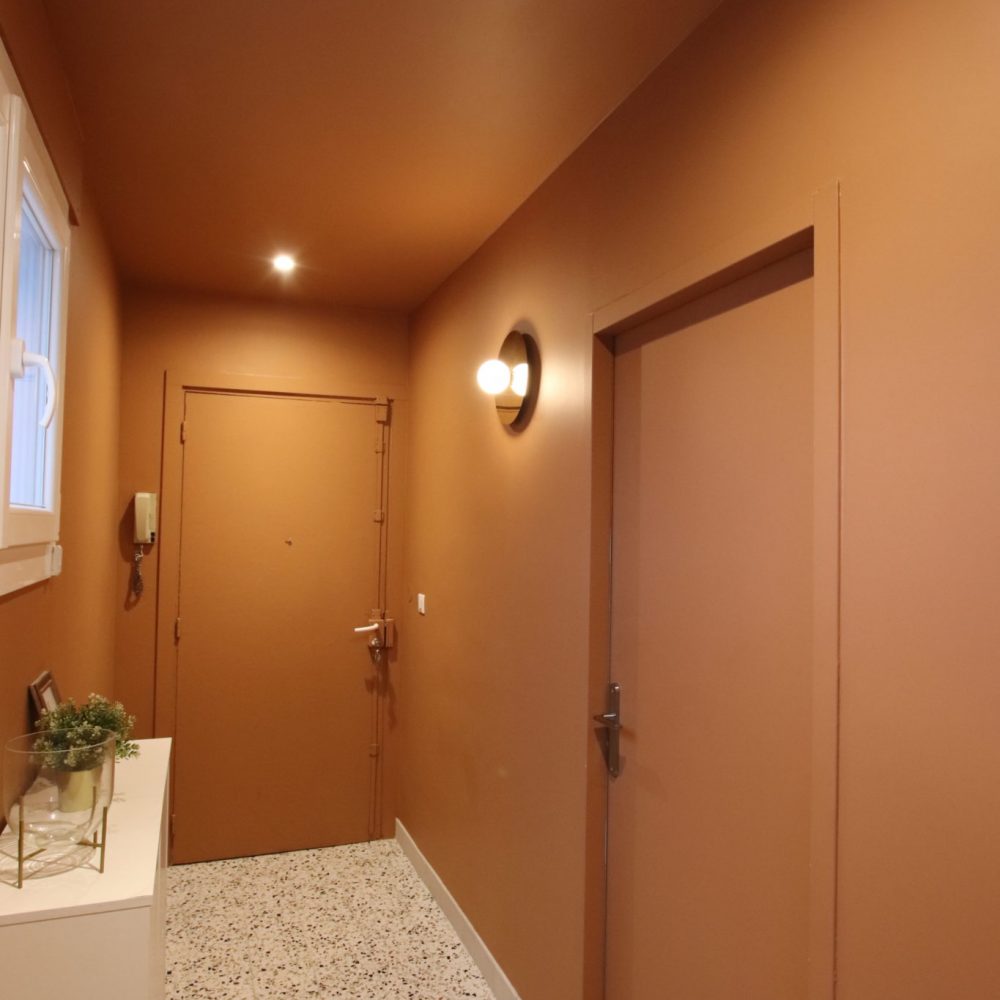sophie-pico-architecte-interieur-appartement-renovation-montpellier-entree-couleur-ochre-terrazzo-applique-porte